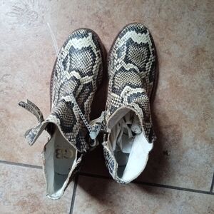 Gianni Bini White and Gold Logo Detail